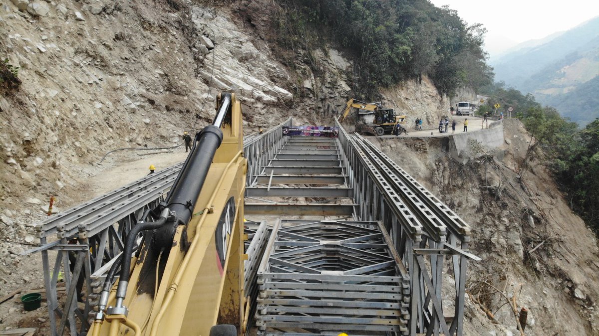 COL_EJERCITO's tweet photo. Hoy con orgullo entregamos puente metálico instalado por nuestros @Ingenieros_EJC en zona rural de Piedecuesta, #Santander, el cual permite conectar a la capital del departamento con 13 municipios. ¡Nuestra misión por #Colombia no se detiene!

#GarantesDelDesarrollo https://t.co/ozASAEPTza