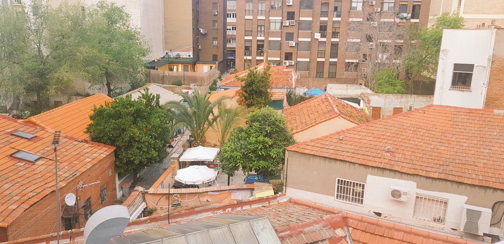 fcalvo75's tweet photo. @lalalalia Te envio fotos desde otra perspectiva. Puedes ver solares abandonadas, pero algunas de ellas tienen un buen jardín y otras las acaban de hacer con casas de madera. https://t.co/tPGsvtX5WU
