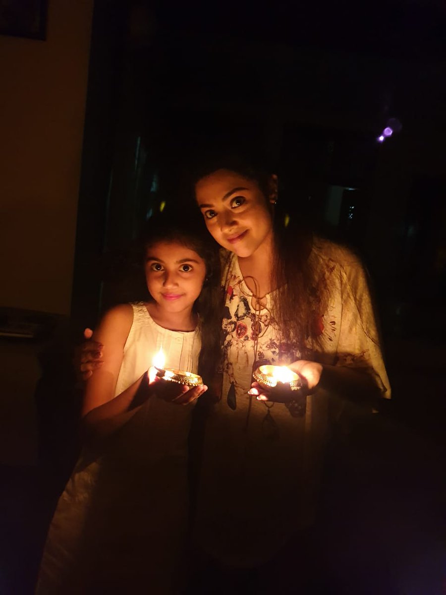 idiamondbabu's tweet photo. Actress #Meena #BabyNainika #LightForIndia campaign by lightning Diyas. #StayHomeStaySafe
#iSupportLampLighting
#9pm9minutes https://t.co/tH3ByPW4xH