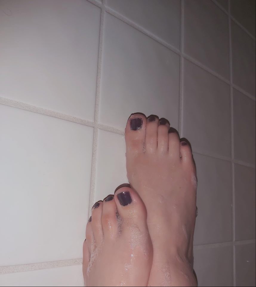 playwithpeach's tweet photo. Cherry, peach, and violet all having some bath time fun 😈 link in bio if you wanna have even more fun with us 🥵 #footworship #feetpicsforsale #feet #onlyfans #sexy #bathtime #wet https://t.co/F1Fq33Fx5g
