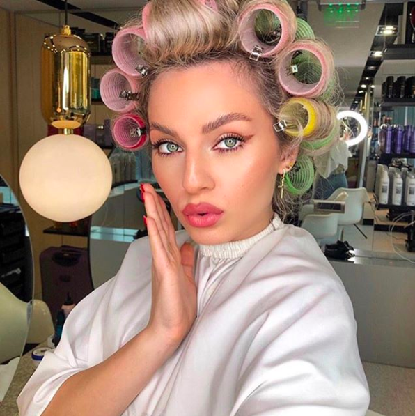 Big curls, bigger attitude! 💋