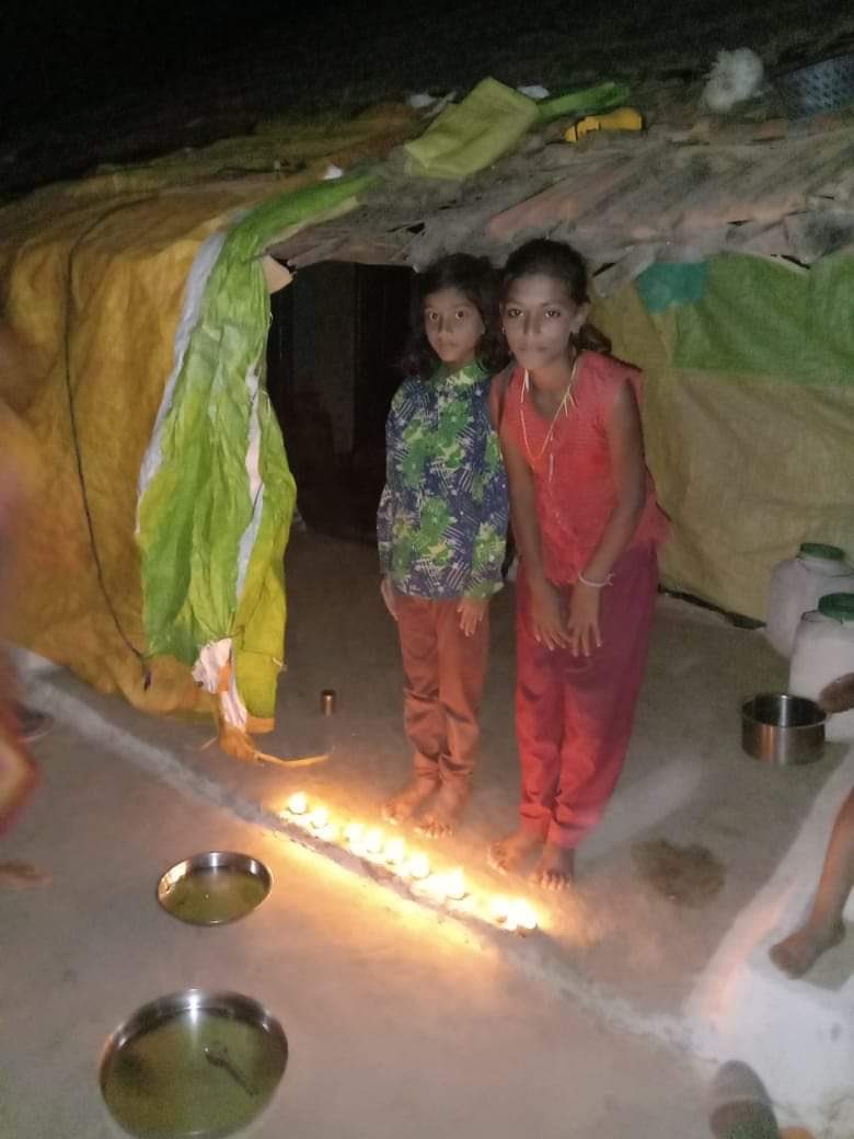 IamJAYVEER's tweet photo. ट्विटर से प्राप्त हुईं कुछ भावुक कर देने वाली तस्वीरें , ये देश के प्रति आस्था है ,सम्मान है ,जिसमे गरीबी कहीं से बाधा नही बन सकती।
नमन है आप सबको 🙏🙏🙏 
#IndiaFightsCorona 
#CoronaJihad https://t.co/wlZZBT0Jpn