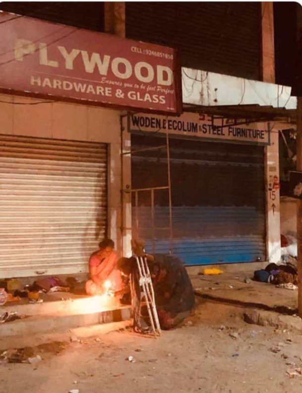 IamJAYVEER's tweet photo. ट्विटर से प्राप्त हुईं कुछ भावुक कर देने वाली तस्वीरें , ये देश के प्रति आस्था है ,सम्मान है ,जिसमे गरीबी कहीं से बाधा नही बन सकती।
नमन है आप सबको 🙏🙏🙏 
#IndiaFightsCorona 
#CoronaJihad https://t.co/wlZZBT0Jpn