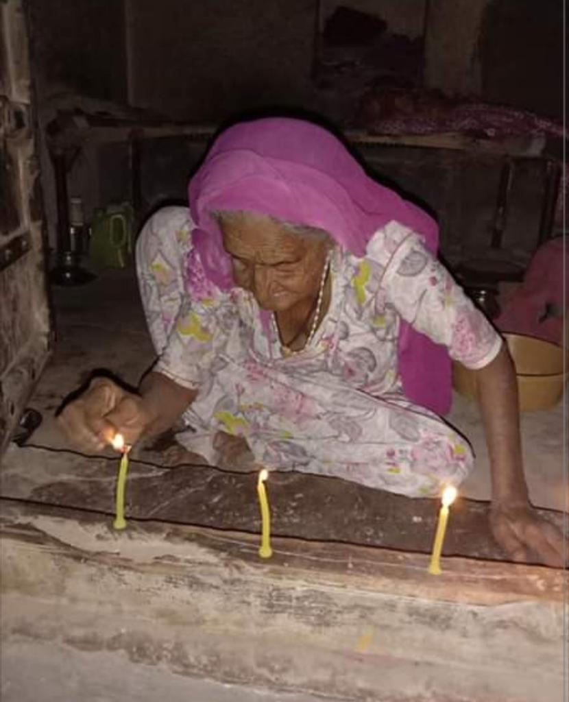 IamJAYVEER's tweet photo. ट्विटर से प्राप्त हुईं कुछ भावुक कर देने वाली तस्वीरें , ये देश के प्रति आस्था है ,सम्मान है ,जिसमे गरीबी कहीं से बाधा नही बन सकती।
नमन है आप सबको 🙏🙏🙏 
#IndiaFightsCorona 
#CoronaJihad https://t.co/wlZZBT0Jpn