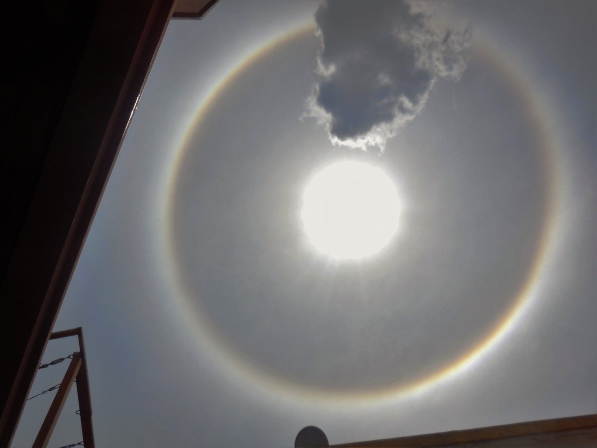 AntonuccioSanoP's tweet photo. Fotografía de Pedro Antonuccio Sanó. “Anillo alrededor del sol en el cielo de Caracas". Venezuela. 5 Abril 2020. 14:00 horas #photography #moma #sfmoma #foto #photo #fotografia #photoshooting #photodaily #travelphotography #sun #sol #sole #solar #anillosolar #cielo #sky #light https://t.co/8ZiDp8agtE