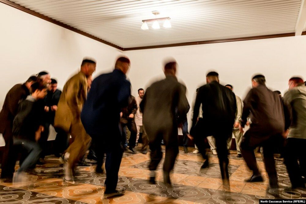 Ритуальные танцы зикр чеченцы. Муриды ингушетии. Зикр атаги. Что такое зикр в исламе у чеченцев. Что такое зикр в исламе у чеченцев.