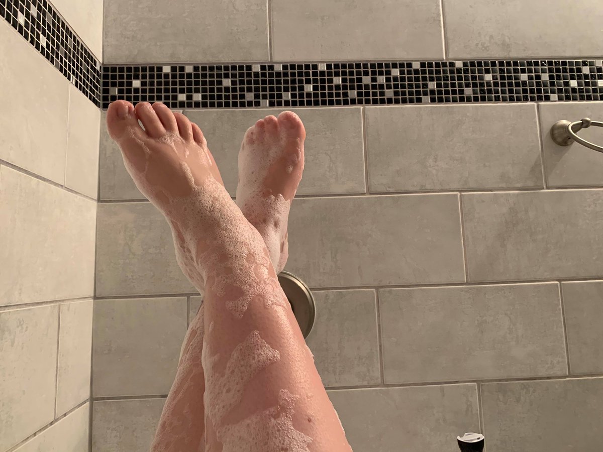 playwithpeach's tweet photo. @FreeSWPromo 3 girls just starting out... down to get wet with you 💦 #feet #hot #wet #bath https://t.co/E9TVk11PNX