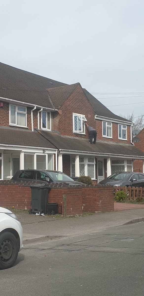 Gammahulk75's tweet photo. Driving past Queenshead Road, in Handsworth Birmingham this morning at 11am. Saw this bloke hanging out the bedroom window with a kettle in his hand. Had to park up and take a quick snap of this moron. #StayHomeSaveLives #SundayMorning #morons #noladderneeded #worldstar https://t.co/6LFNk7ZIR7