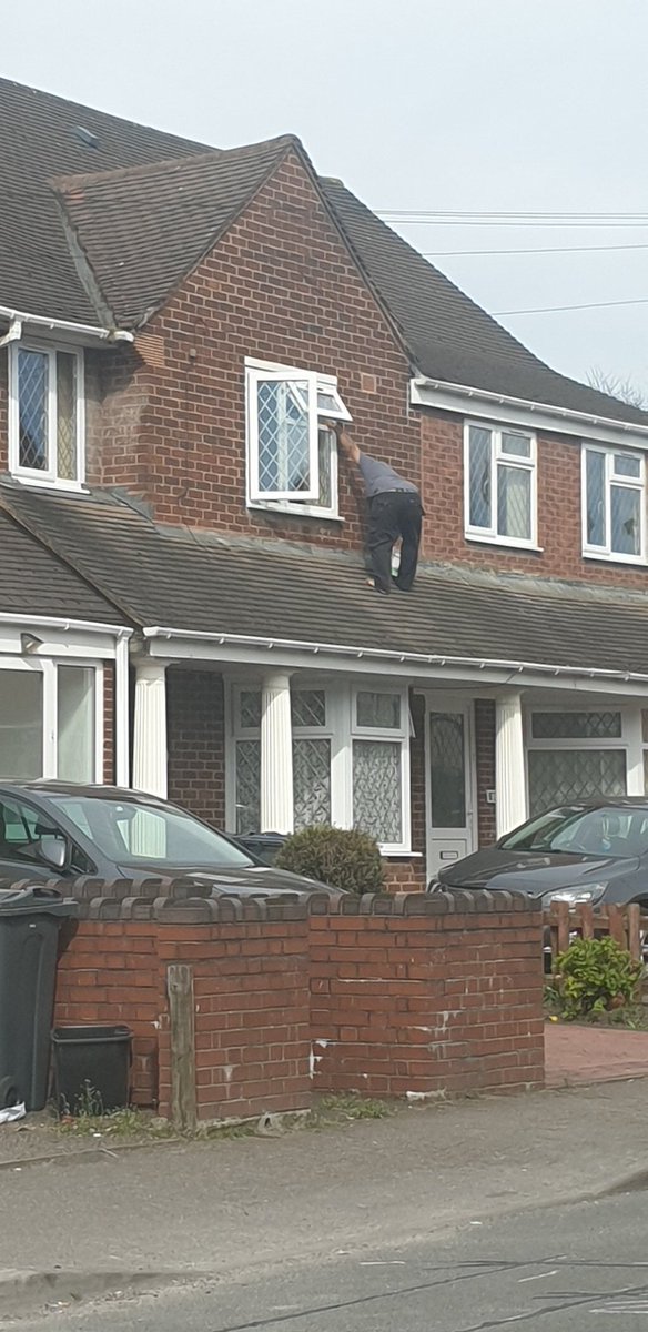 Gammahulk75's tweet photo. Driving past Queenshead Road, in Handsworth Birmingham this morning at 11am. Saw this bloke hanging out the bedroom window with a kettle in his hand. Had to park up and take a quick snap of this moron. #StayHomeSaveLives #SundayMorning #morons #noladderneeded #worldstar https://t.co/6LFNk7ZIR7