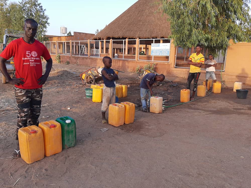 vesosmali's tweet photo. Le Village d'Enfants SOS est heureux de soulager  les souffrances les communautés riveraines du Villages en leur servant gratuitement de l'eau potable pour la prévention du COVID-19, un raccord est placé à l'extérieur du Village pour leur approvisionnement en eau potable. https://t.co/7q0Z20vaa5