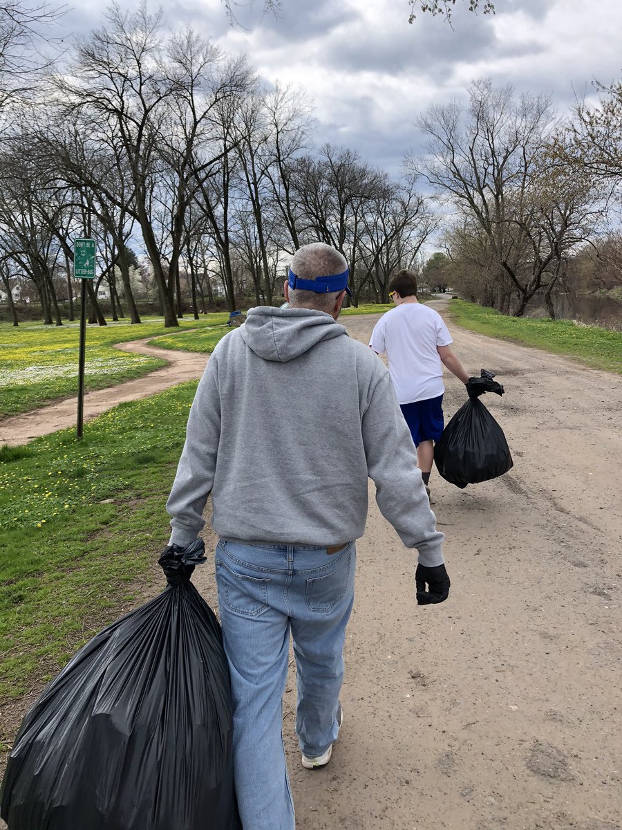 PittPlogging's tweet photo. In Manville, NJ the Kolody family collected 2 big bags of trash on their family walk! https://t.co/K6bMehzvRb