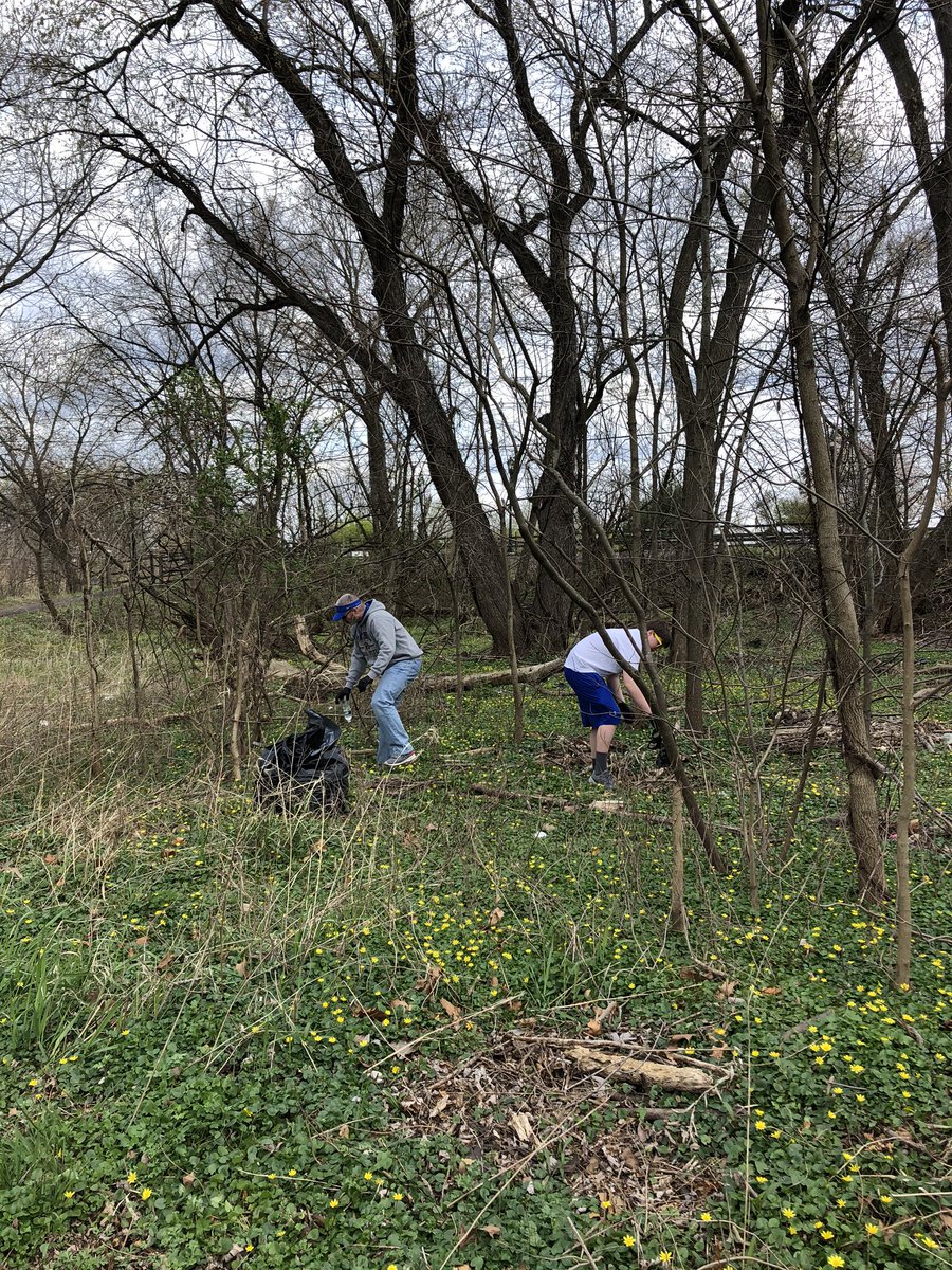 PittPlogging's tweet photo. In Manville, NJ the Kolody family collected 2 big bags of trash on their family walk! https://t.co/K6bMehzvRb