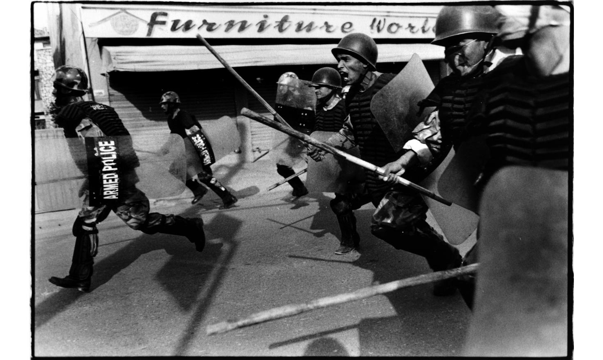 Agnes Dherbeys (1976)Photographe coréenne, se pratique tient du reportage politique, pourtant elle laisse une grande place l'intime. Elle ne cherche pas l'esthétique pure, préférant le témoignage.