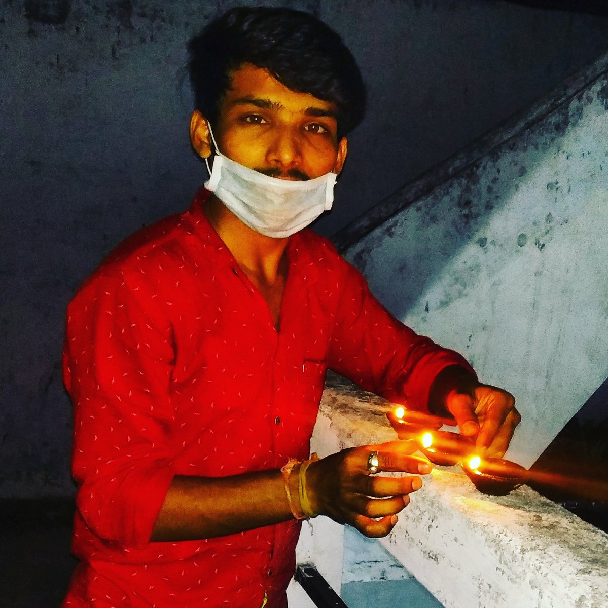 neta_jiiiii's tweet photo. #9pmDiwaliAtABP #9pm9minutes
#IndiaFightCoronaVirus #stayHome #straysafe #abvpvoice @mygovindia
🚩"तमसो मा ज्योतिर्गमय" 🚩
हर एक दीप भारतवर्ष एकता-अखण्डता के नाम।
आरोग्य की आशा पर आशक्त हो।
महारोग के तमनाश का आह्वान शसक्त हो। https://t.co/y1vOomVZaM