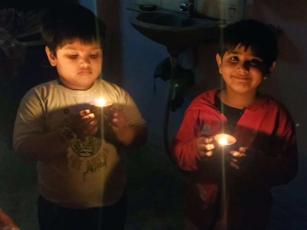 neta_jiiiii's tweet photo. #9pmDiwaliAtABP #9pm9minutes
#IndiaFightCoronaVirus #stayHome #straysafe #abvpvoice @mygovindia
🚩"तमसो मा ज्योतिर्गमय" 🚩
हर एक दीप भारतवर्ष एकता-अखण्डता के नाम।
आरोग्य की आशा पर आशक्त हो।
महारोग के तमनाश का आह्वान शसक्त हो। https://t.co/y1vOomVZaM