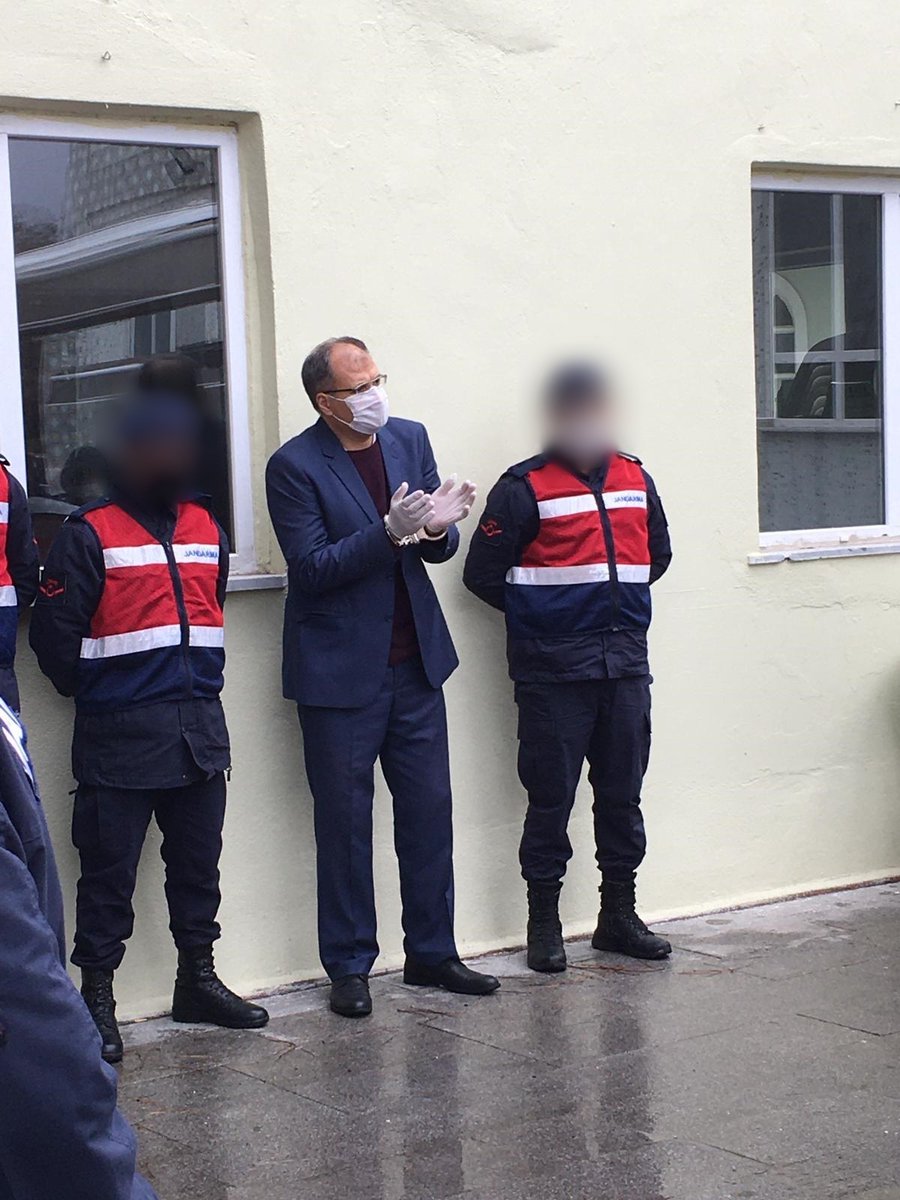 İmam bir babanın, bir cami avlusundaki çaresizliği...

3,5 yıldır tutuklu olan Hüseyin Gelir, kızı Halime Çalışkan'ın cenazesine bugün böyle getirildi. Kelepçeli ellerini böyle duaya açabildi.

Bu fotoğrafı unutmayın.

Korona MahkumAyırmıyor

boldmedya.com/2020/04/05/vir…