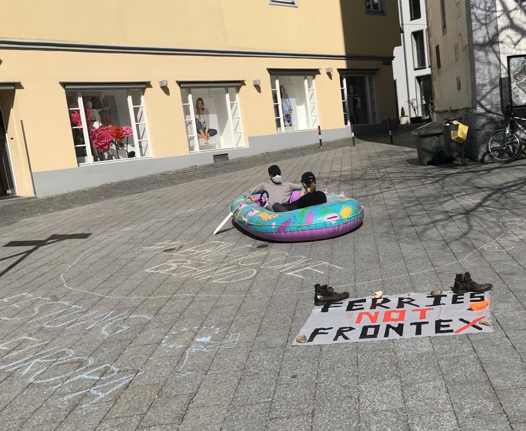 schautnichtweg's tweet photo. @parents4future @Koeln @Seebruecke_intl @ErikMarquardt @SeebrueckeHi @SeebrueckeS @SeebrueckeOL @MsSeebrucke @seawatchcrew @gorden_isler @seaeyeorg @SeebrueckeD Ich hänge die Spuren aus #Ravensburg mit an, hier #fanden sich einige Spuren, Aktivisten mit Abstand und Mundschutz , trotzdem löste die Polizei die Aktion schnell auf. #LeaveNoOneBehind #FerrisNotFrontex #Safethem #SafeTheChildren ❤️🧡♻️🌱💫🙏🏼🌎 https://t.co/A2wROidUml