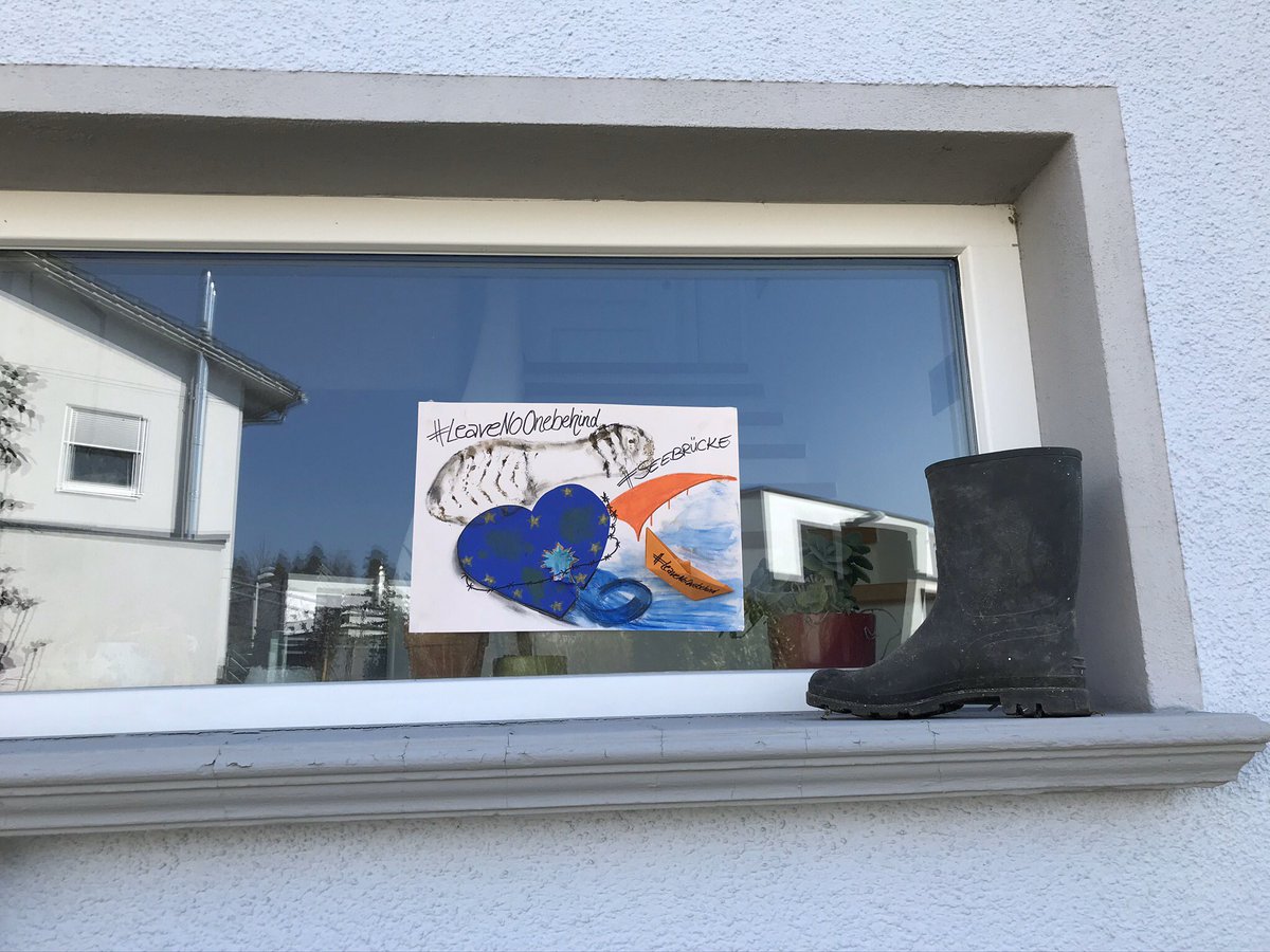 schautnichtweg's tweet photo. @parents4future @Koeln @Seebruecke_intl @ErikMarquardt @SeebrueckeHi @SeebrueckeS @SeebrueckeOL @MsSeebrucke @seawatchcrew @gorden_isler @seaeyeorg @SeebrueckeD Ich hänge die Spuren aus #Ravensburg mit an, hier #fanden sich einige Spuren, Aktivisten mit Abstand und Mundschutz , trotzdem löste die Polizei die Aktion schnell auf. #LeaveNoOneBehind #FerrisNotFrontex #Safethem #SafeTheChildren ❤️🧡♻️🌱💫🙏🏼🌎 https://t.co/A2wROidUml