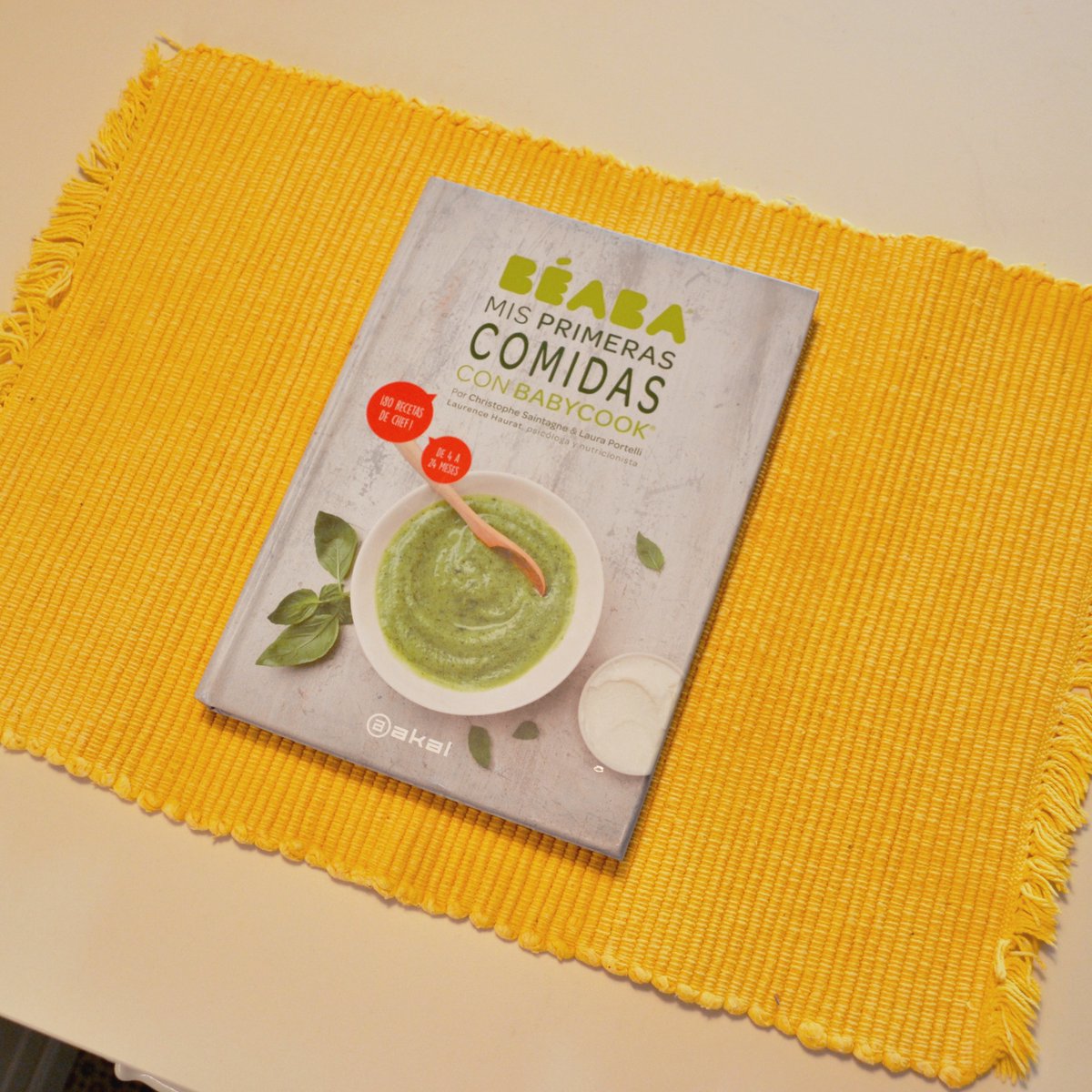 Beaba_Spain's tweet photo. El libro de recetas para el #Babycook contiene 80 recetas de la mano de dos chefs franceses, Christophe Saintagne y Laura Portelli. 
Además, el libro divide las recetas en temporadas y años, y también, contiene un cuadro con la intoducción de los diferentes alimentos🥦🍓🥒
#BEABA https://t.co/cBolLx5uRr