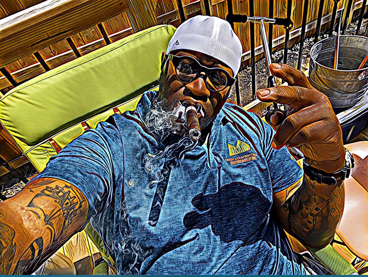 Moecasonbbq's tweet image. Happy #selfdistancing Sunday out on my back deck got my @greenmountaingrills Davy Crockett smoker fired up and and just made &amp;amp; put on a couple of my barbecue meatloafs Recipe and pictures will follow.👍🏾 #bbq #bbqfamily #moecasonbeefrub #barbecuemeatloaf #comfortfood