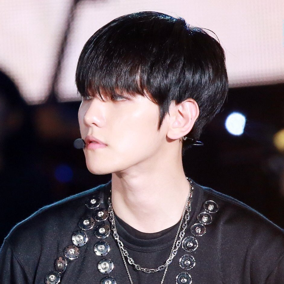  #Baekhyun   godly side profile ; mini thread