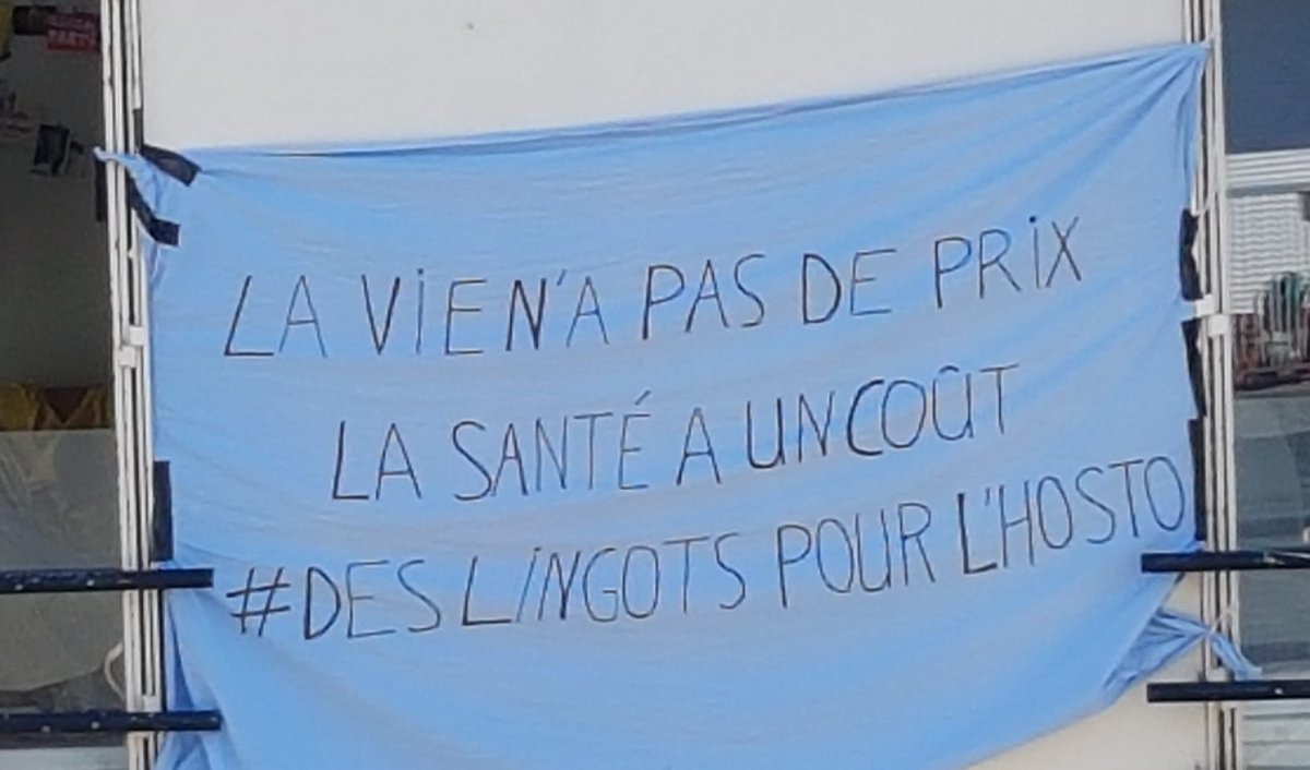 Fric_Hopital's tweet photo. « La vie n'a pas de Prix, la Santé a un coût ! #DesLingotsPourLHosto ! » via @marieboeton #ConfinésPasRésignés #OnApplaudit mais on veut aussi voir fleurir des banderoles aux fenêtres ! #OnOublieraPas  #cortègedefenêtres #ManifAuBalcon Soutien aux @CollectInterHop @InterUrg ! https://t.co/rrbE5Juk21