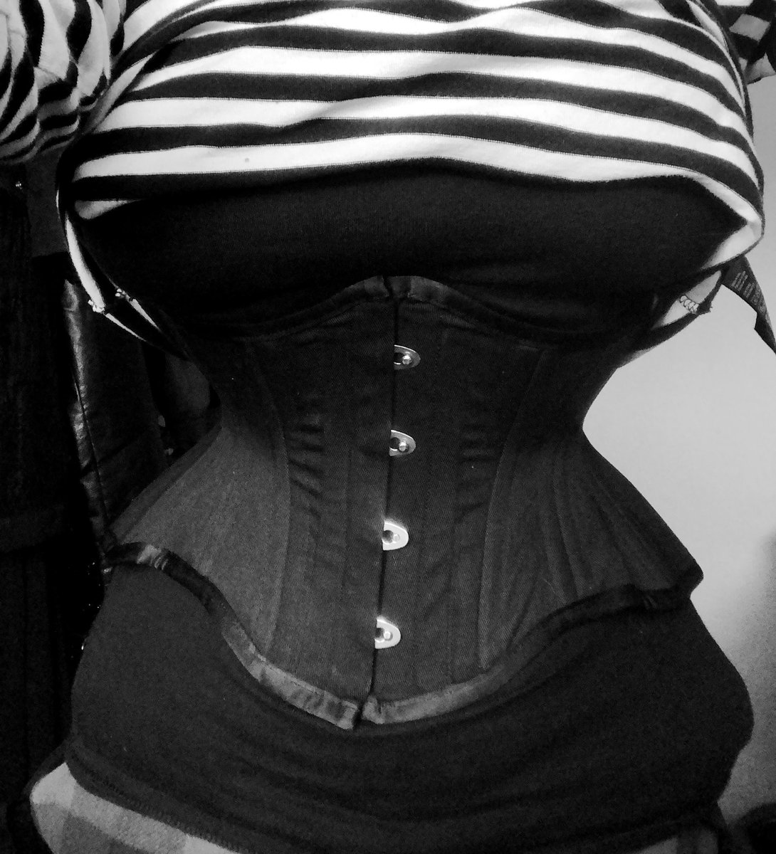 Took awhile for my MCC20 to form to my body. I have a 2.5” gap in the back 🖤 

#corset #waisttraining #corsettraining #mysticcitycorsets