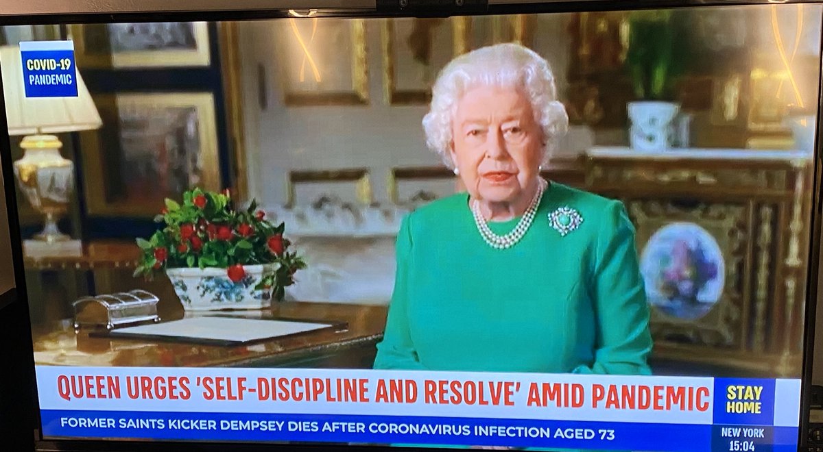 Melinda_DS's tweet photo. Il y a Babeth qui remonte les bretelles des British pour qu’ils se disciplinent face au #coronavirus. C’est un peu comme quand mamie se met à t’engueuler alors qu’elle ne dit rien d’habitude. T’as pas l’habitude. Tu écoutes et tu t’exécutes sans broncher. #Covid_19 #ElizabethII https://t.co/NSxz37zEMw