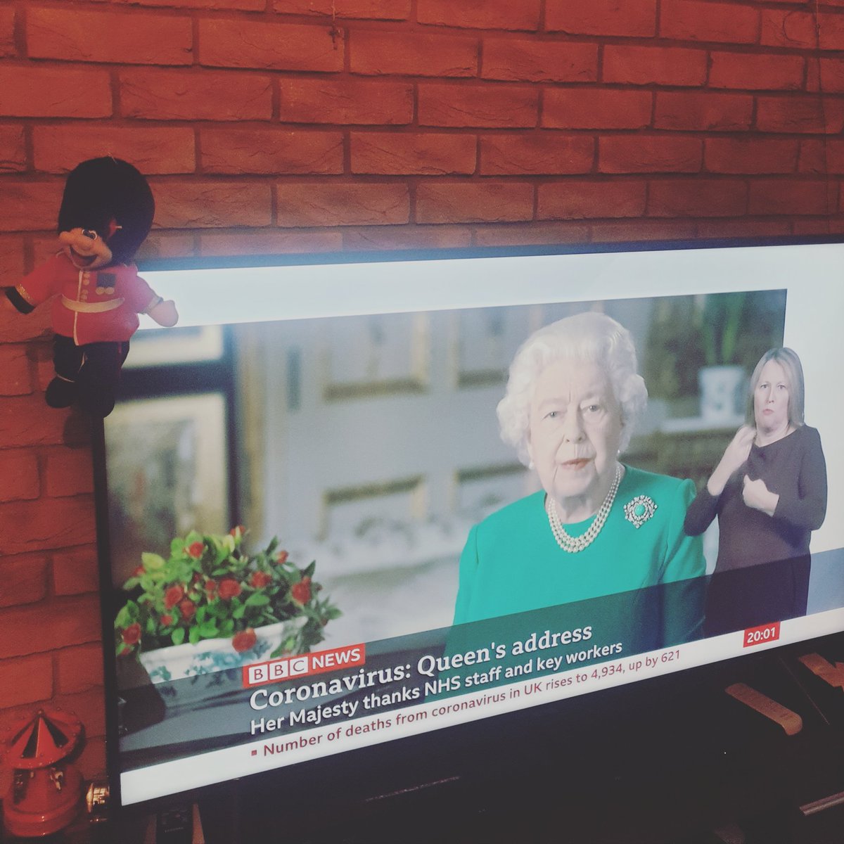 uktech1's tweet photo. 🇬🇧✌🌎Our Great Britain's Queen Elizabeth speaks to protect her lovely people. Briton's strenght, self-discipline, quiet good-humoured resolve, fellow-feeling, UK Government Advice &amp; pride in each other's sacrifice
#Hope
#CoronaVirusChallenge
#StayHomeSaveLives
@HMSQNLZ
@BBCNews https://t.co/0SdLT0P1Bg