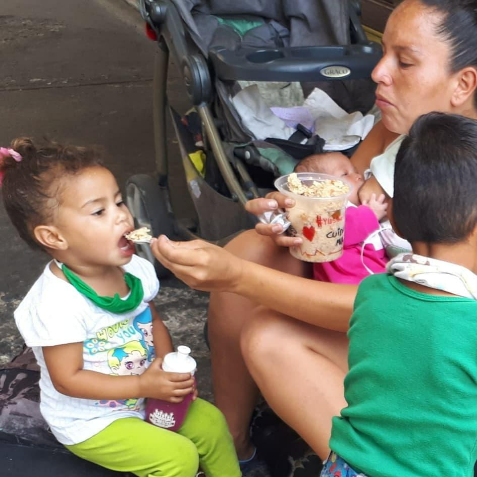 QPEV_'s tweet photo. #PulsoRegional #Caracas #5Abril En plena #CuarentenaNacional #Covid_19 surge las buenas acciones como @FundaSonrie, donde los que no tienen hogar para resguardarse y viven del día a día llega la mano amiga para dar un respiro y apoyo a quien lo necesita.

Vía: @csaavedrareport https://t.co/SNue9Vmeev