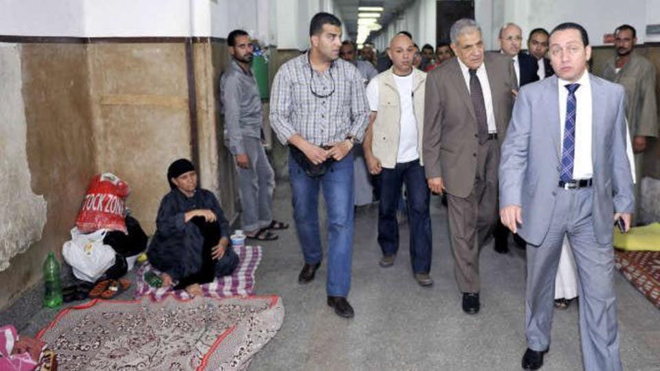 لما تبقى مستشفياتك الحكومية بهذا القبح، و بكل التقصيرات اللي فيها، و نروح "نتبرع" لبلد بها مستشفيات انضف من اللي عندك بسنين ضوئيه؟! قصر ديل و فشخره كدابه!
دي بلد ينفع تتبرع بمستلزمات صحية؟! مش من باب اولى تنضف واجهتك الصحية الاول؟!