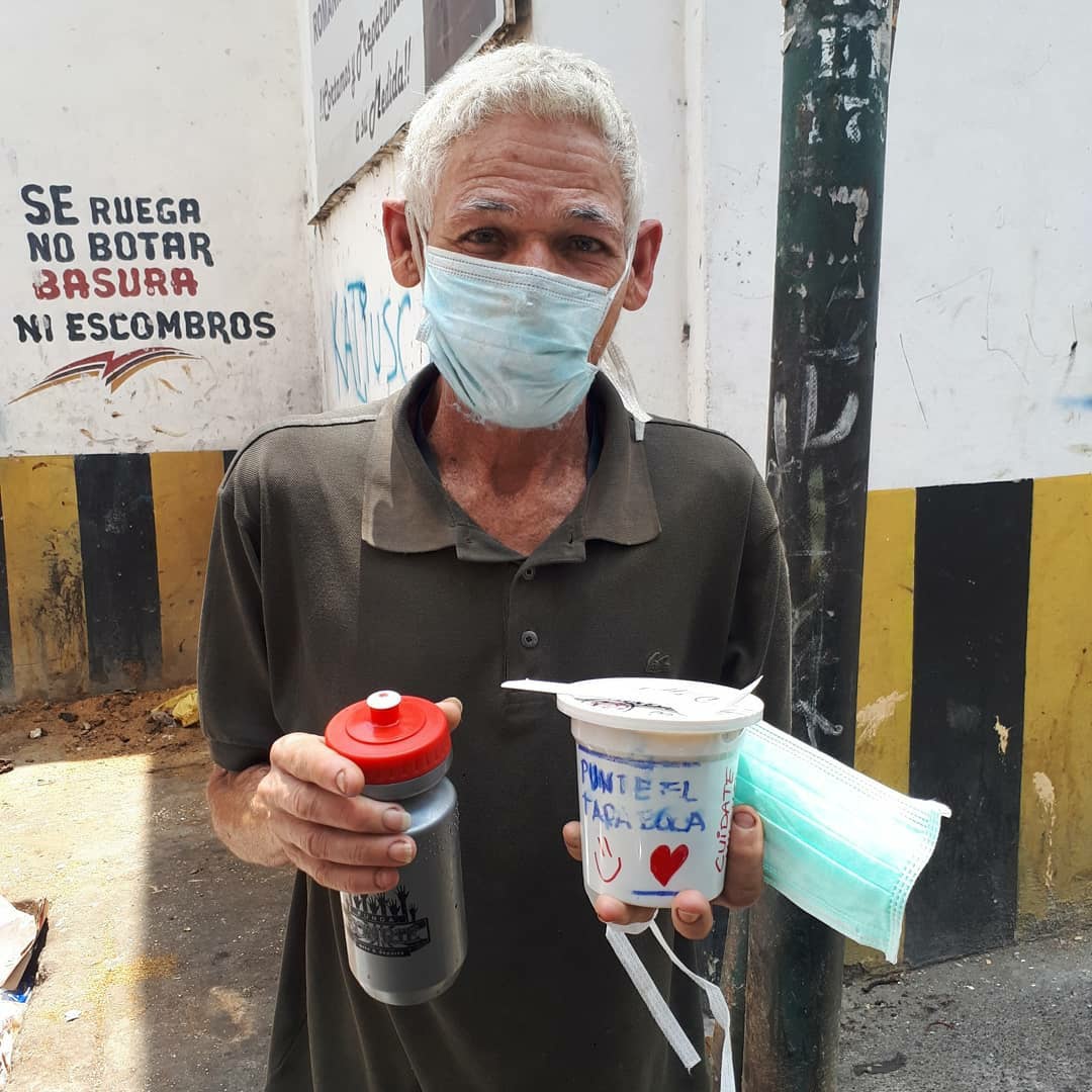 QPEV_'s tweet photo. #PulsoRegional #Caracas #5Abril En plena #CuarentenaNacional #Covid_19 surge las buenas acciones como @FundaSonrie, donde los que no tienen hogar para resguardarse y viven del día a día llega la mano amiga para dar un respiro y apoyo a quien lo necesita.

Vía: @csaavedrareport https://t.co/SNue9Vmeev
