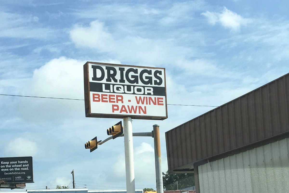 brohoward's tweet photo. @DMCETX @GettysburgNMP I always laugh when I see this sign - pawn shop combined with liquor store https://t.co/07rs3nOxav