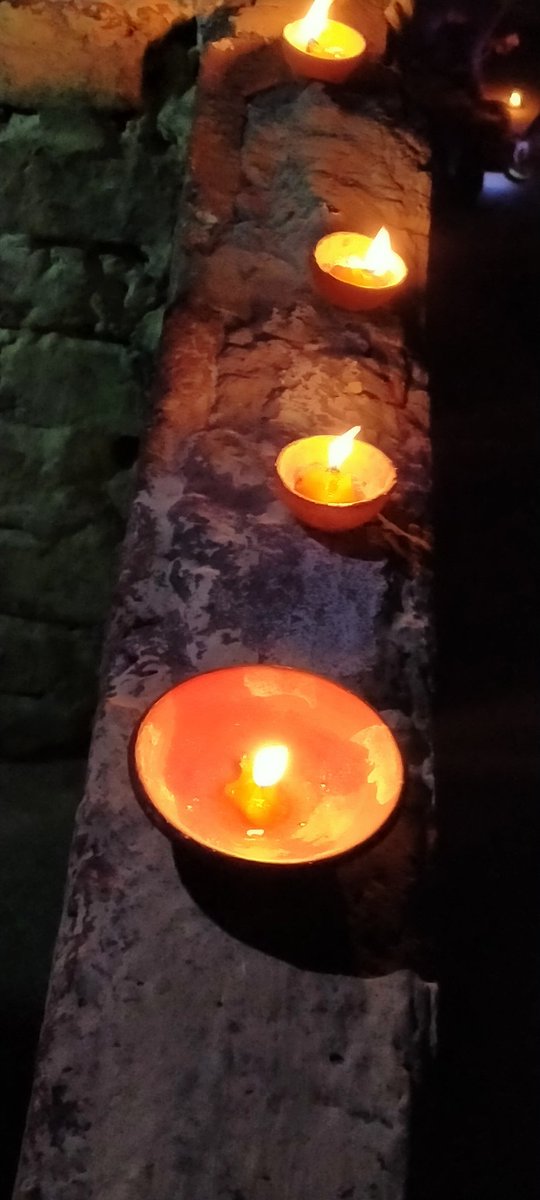 manyepathak's tweet photo. वायु के इशारों से टिमटिमाता है ये
कुछ इसी प्रकार जगमगाता है ये।

माटी का दिवा, सूत की बाती, ��र घी 
ज्योति कर चमचमाता है ये 
कुछ इसी प्रकार जगमगाता है ये।

#manyewrites #9PM9minute https://t.co/UB1AzS3sNo