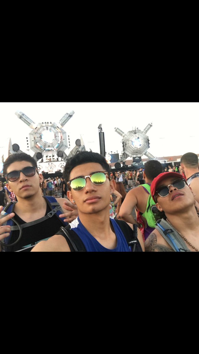 doubblee_d's tweet photo. Can we go back to the simple rave days #EDC16 https://t.co/0RliCGZWLj