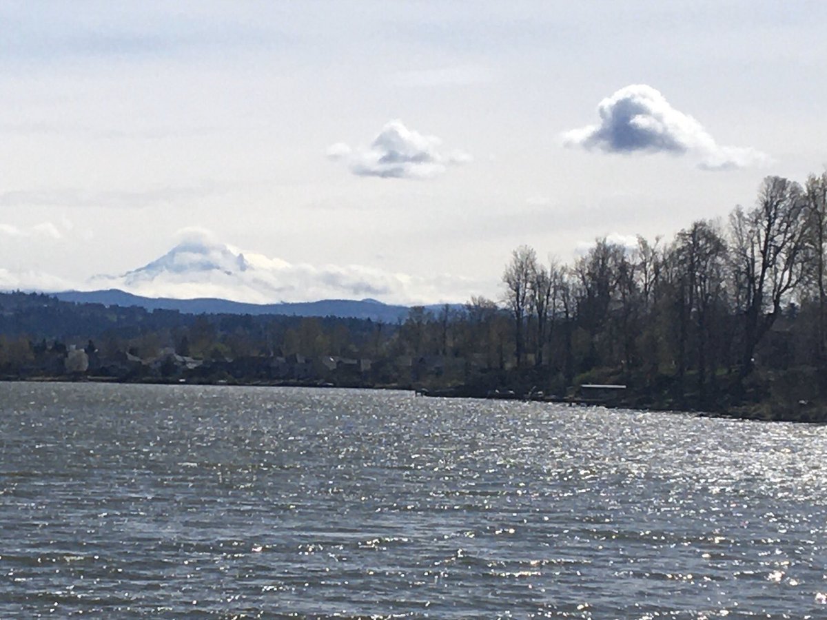 jburtonnews's tweet photo. @emilyburrisTV @MealsWheelsPpl @KelleyKOIN @KOINNews @jennyhKOIN @PDXCarla @AJ_McCord @NatashaKOIN6 @ammarple And leg 5 ends! 🏃♂️🍺 a lovely day to run around Fairview Lake and Blue Lake (with the totem poles) to support a great team and a great cause! 💪 @MealsWheelsPpl! #gtsdr #gtsdr001 https://t.co/ia285AzKdh