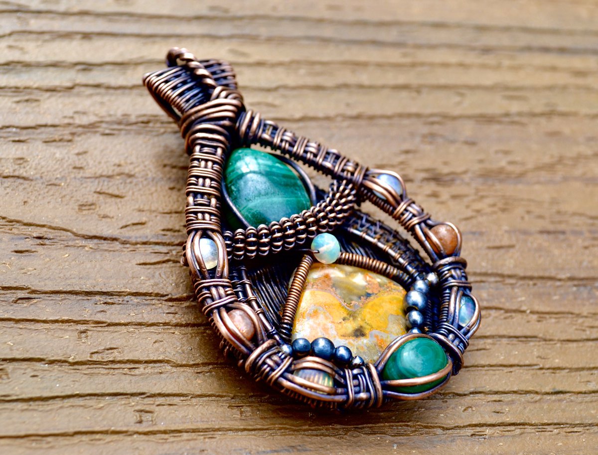 jauntwraps's tweet photo. who knew malachite and bumblebee jasper would looks so good together? 💚 💛 ft. rainbow moonstone, sunstone, and ethiopian opal 🌟 https://t.co/QgDX5gsAYA