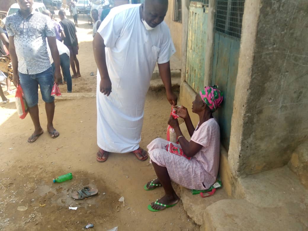 Dembelemoustap9's tweet photo. Ce dimanche nous avons procédé à la remise de kits alimentaires à quelques familles d adjame, au nom du pdt SORO Kibafori Guillaume.
Avec GKS l'essentiel se trouve dans la solidarité.@GKS_TV @FranklinNYAMSI @DOUMGKS @SOROKGUILLAUME https://t.co/RfoQq0YxxX