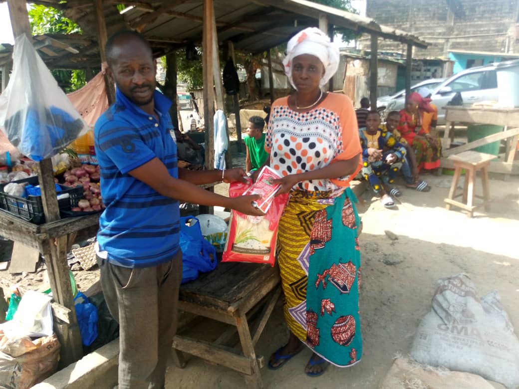 Dembelemoustap9's tweet photo. Ce dimanche nous avons procédé à la remise de kits alimentaires à quelques familles d adjame, au nom du pdt SORO Kibafori Guillaume.
Avec GKS l'essentiel se trouve dans la solidarité.@GKS_TV @FranklinNYAMSI @DOUMGKS @SOROKGUILLAUME https://t.co/RfoQq0YxxX