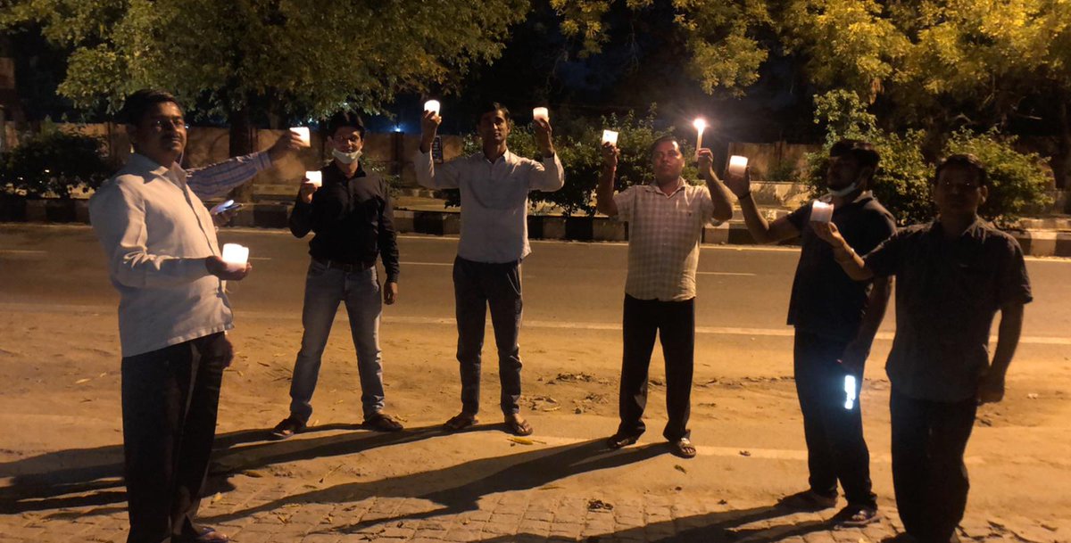 ShyamaCGupta's tweet photo. आज देश हित में , #9baje9minute दीप प्रज्ज्वलित कर,मैं,मेरी पत्नी जमनोत्री गुप्ता, मेरा बेटा विदुप, मेरी पुत्री वेणु , मेरे घर के सभी अन्य सदस्य,सभी ने देशवासियों के साथ एकता और अखंडता का धर्म निभाया ।
इससे कोरोना वायरस नहीं जाएगा, परंतु इस महामारी से निकलने का संकल्प ले चुका है। https://t.co/2TcvdkDPve