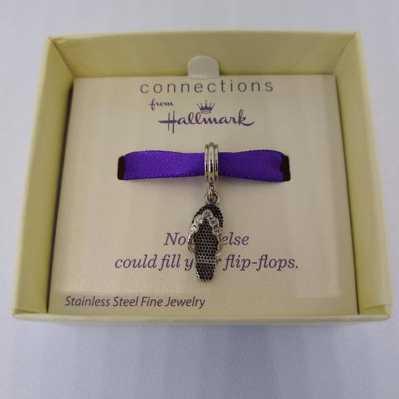next_treasure's tweet photo. So good I had to share! Check out all the items I'm loving on @Poshmarkapp #poshmark #fashion #style #shopmycloset #boutique #hallmark: https://t.co/TPJHWJfvsX https://t.co/FZ11mOZbQi