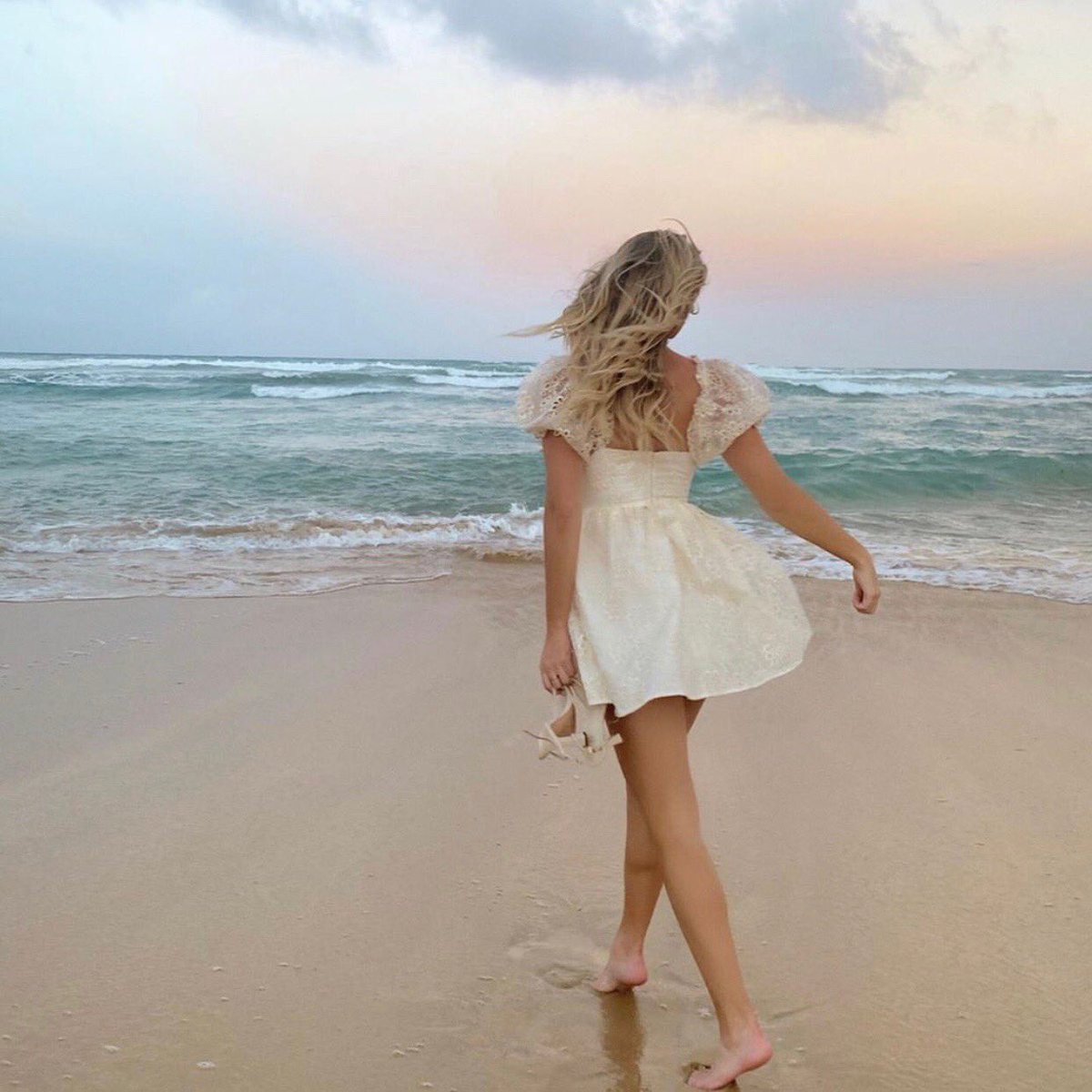 holdior's tweet photo. i miss being outside🦋 https://t.co/lvLLGYm0pC