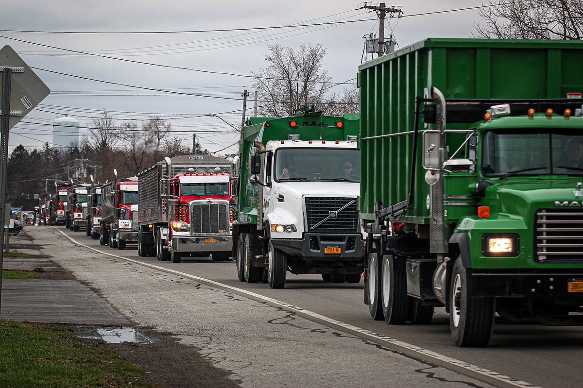 LeRoy_CSD's tweet photo. Community Pride!

The Corona Caravan 2020 roared through local communities &amp; Oatkan Knight Country today! Big thanks to organizers Bruce Scofield &amp; Greg Graham! The drivers also donated money to Crossroads House in Batavia. 

#TogetherWeCan
#ThankYouDrivers https://t.co/b4a7HZlsqJ
