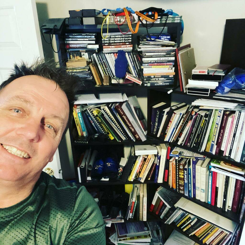 ChrisYuill1's tweet photo. My bookshelf. #sharemagiclive #vanishingincmagic https://t.co/DYZux5Puqu https://t.co/vbZSFQHM3G