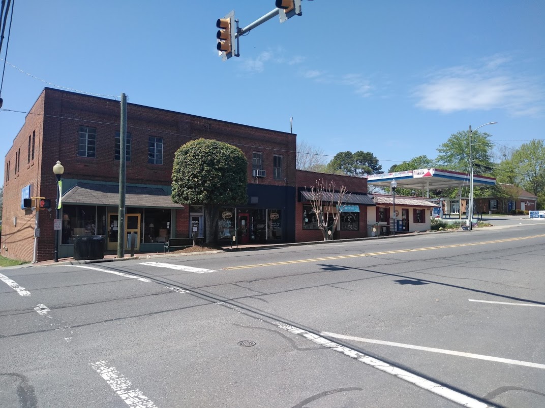 It is a lovely day in Pittsboro with the famous Carolina blue skies above, yet the downtown is eerily quiet on what would normally be a bustling "First Sunday". COVID-19 has struck again:

#Stayinghomesaveslives @mainstpittsboro <a href="/ourchatham/">Our Chatham</a> <a href="/ChathamNR/">Chatham News & Record</a> <a href="/ChathamDems/">ChathamDems 🌊</a>  <a href="/ChathamGOP/">Chatham NC GOP</a>