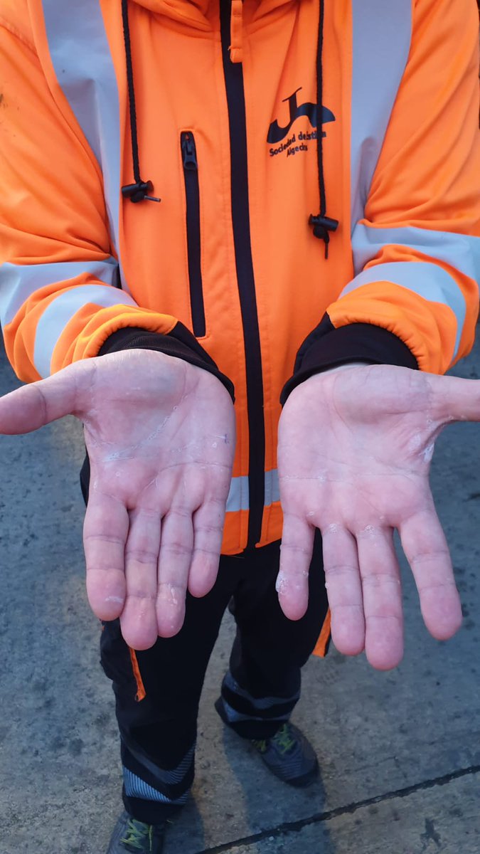 Como sé que os importa una MIERDA la salud de los trabajadores sólo el dinero, ahora le ha tocado echar MIERDA a los dispensadores de gel verdad #TTIAlgeciras? Agua con Lejía
Lo Dicho sois unos MIERDAS
Ojalá el ahorro para medicinas
#YoMeQuedoEnCasa