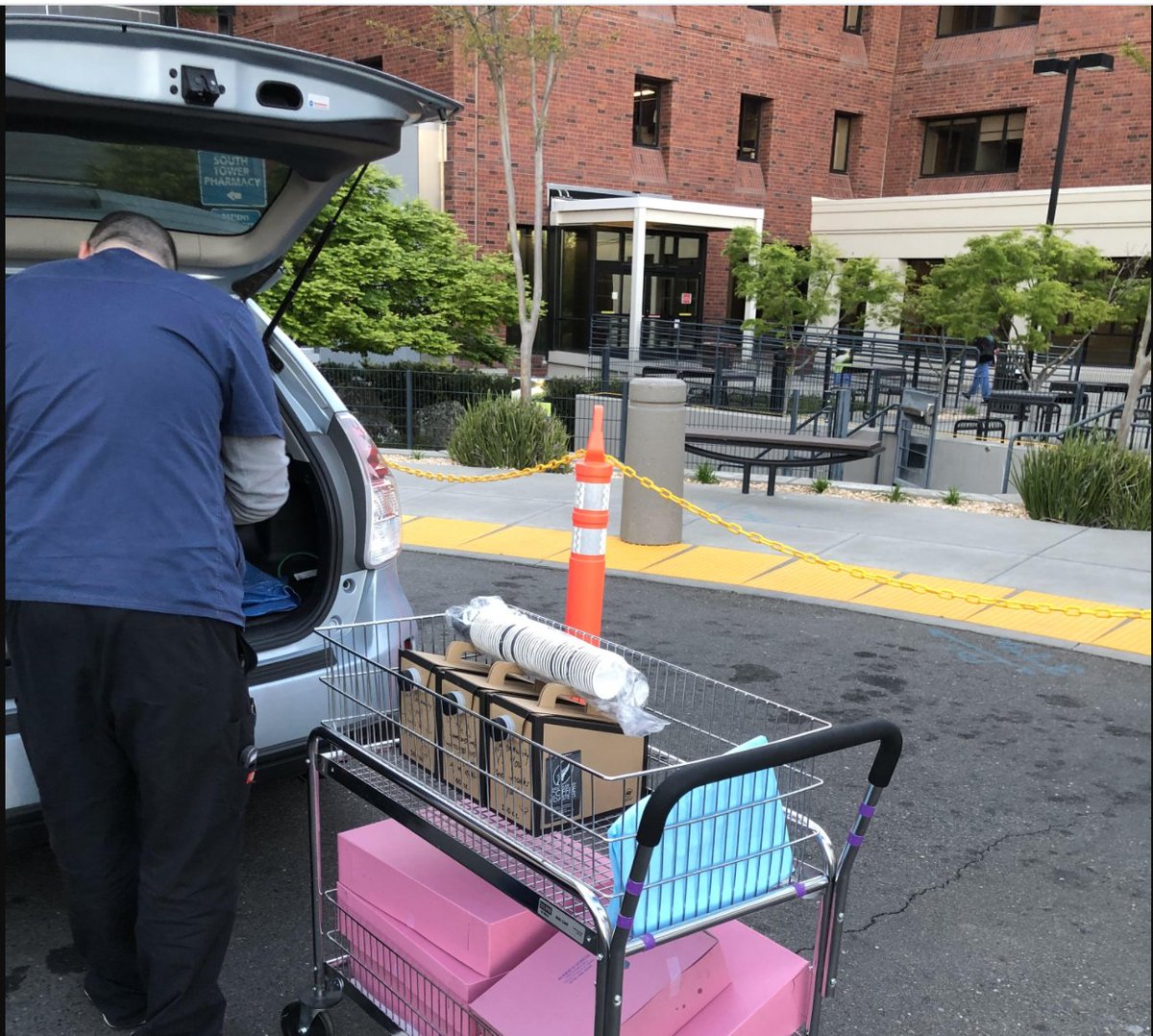 LandParkCA's tweet photo. LPCA Board Members were delighted to deliver dozens of donuts and many cups of coffee to the heroic nurses, doctors, and staff of @aboutKP #SouthSacramento. Many thanks to our friends at Marie's Donut Shop and @ChocFishCoffee for their kindness and generosity! #COVID19 https://t.co/Jkwq1h927A