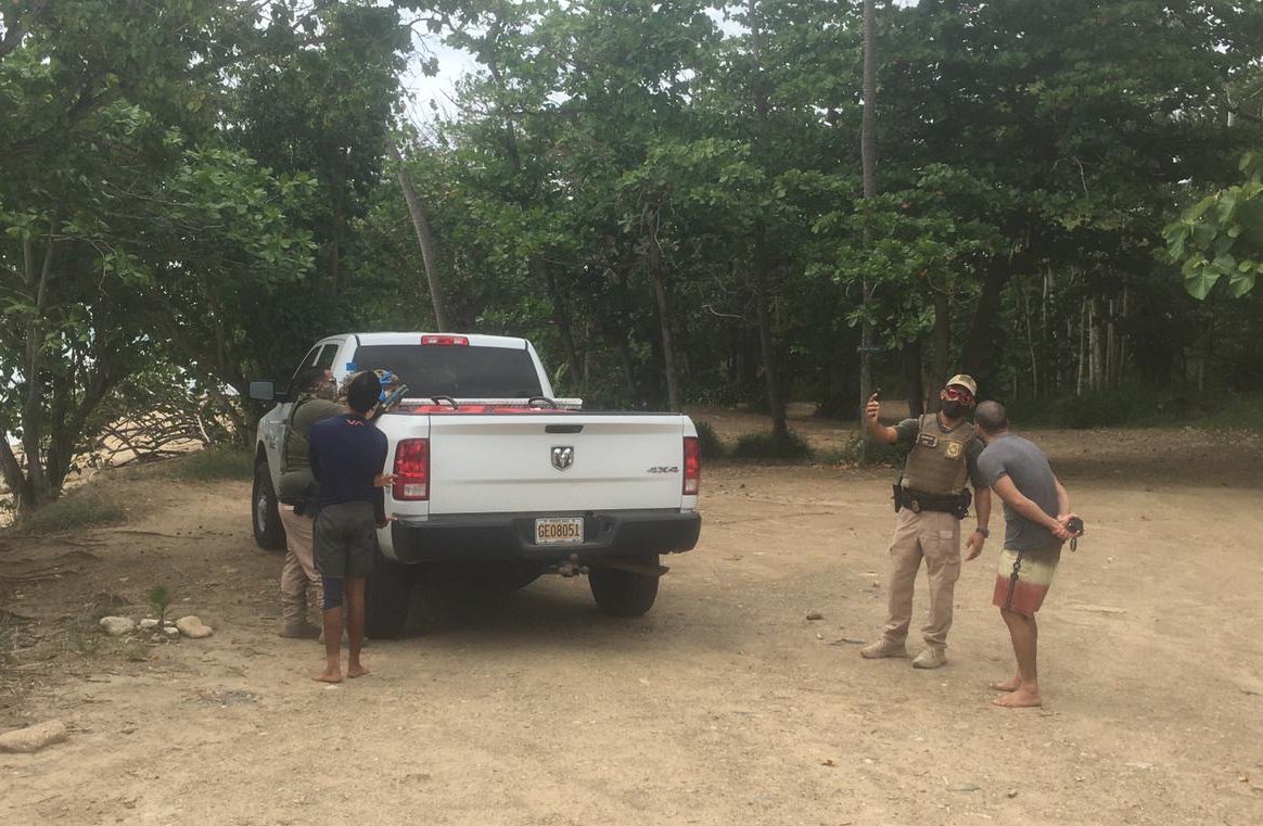 DRNAGPR's tweet photo. Personal de Cuerpo de Vigilantes del @DRNAGPR, Unidad Marítima de Aguadilla, en intervención en la playa Las Marías, Rincón; como seguimiento de la OE-2020-029 que estableció el toque de queda.  #QuedateEnTuCasa @wandavazquezg https://t.co/6doTTiuC2X