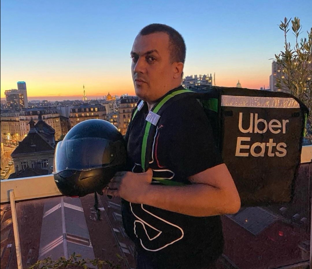 Bilnaze_'s tweet image. Le livreur :