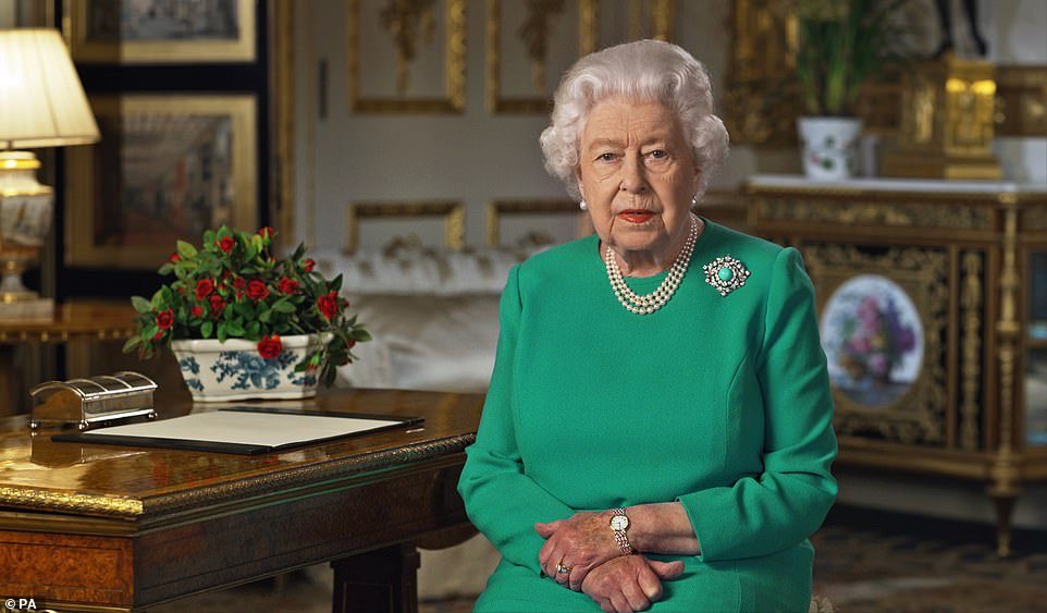 Oggi, come in occasione del suo primo messaggio alla nazione nel 1991, la regina Elisabetta indossa un vestito verde, il colore preferito suo e di suo padre, re Giorgio VI